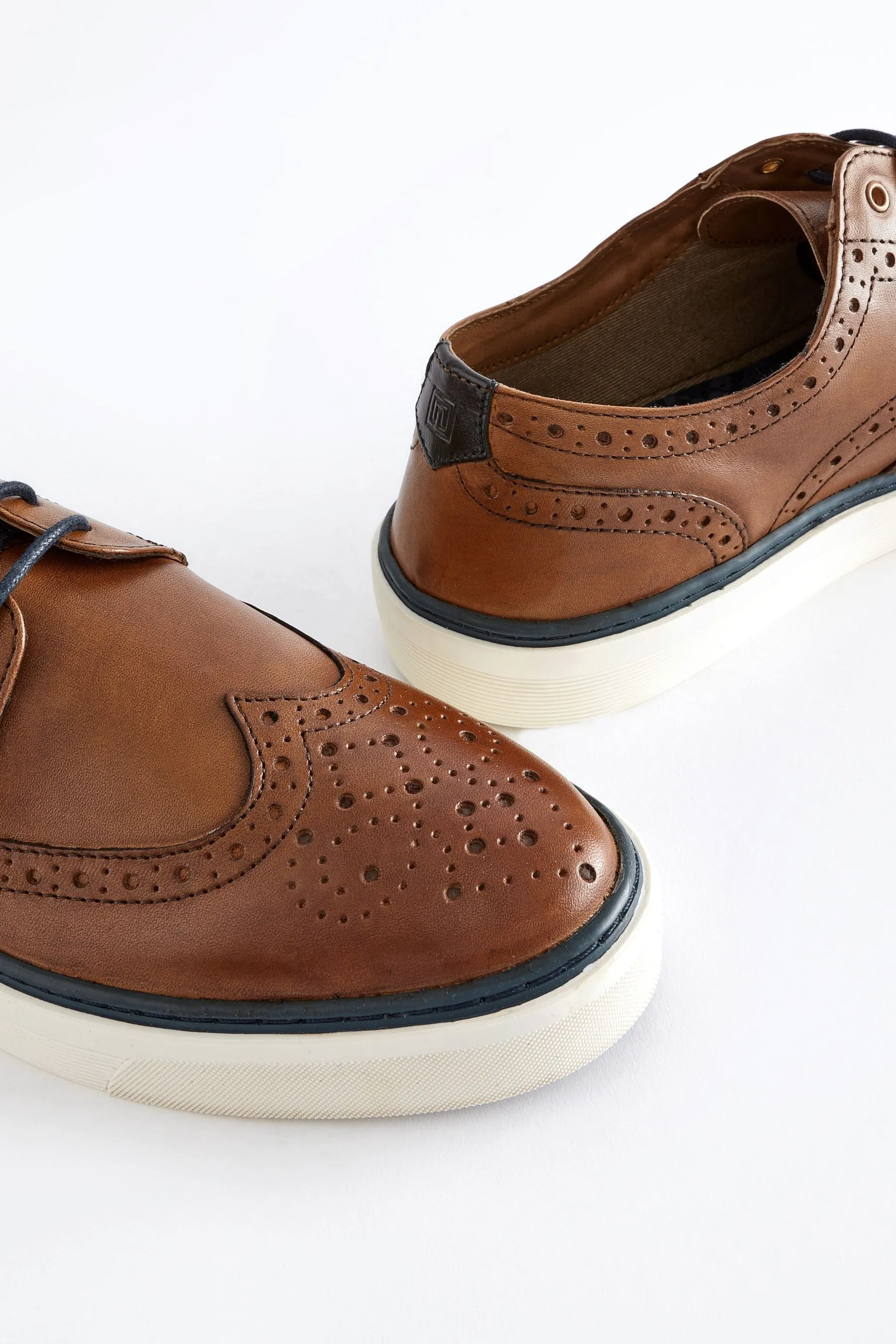 Scarpe in pelle brogue con suola sagomata
