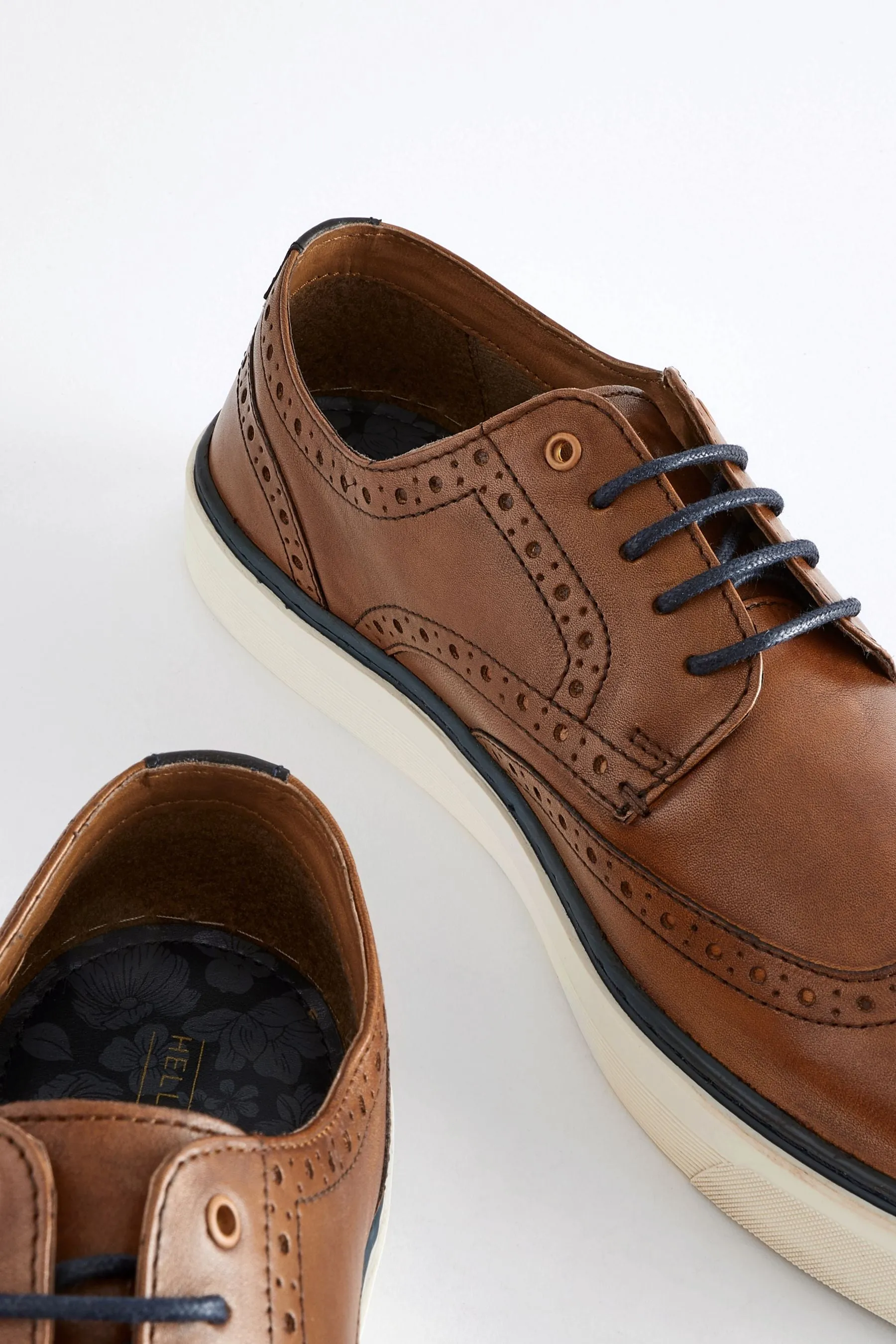 Scarpe in pelle brogue con suola sagomata