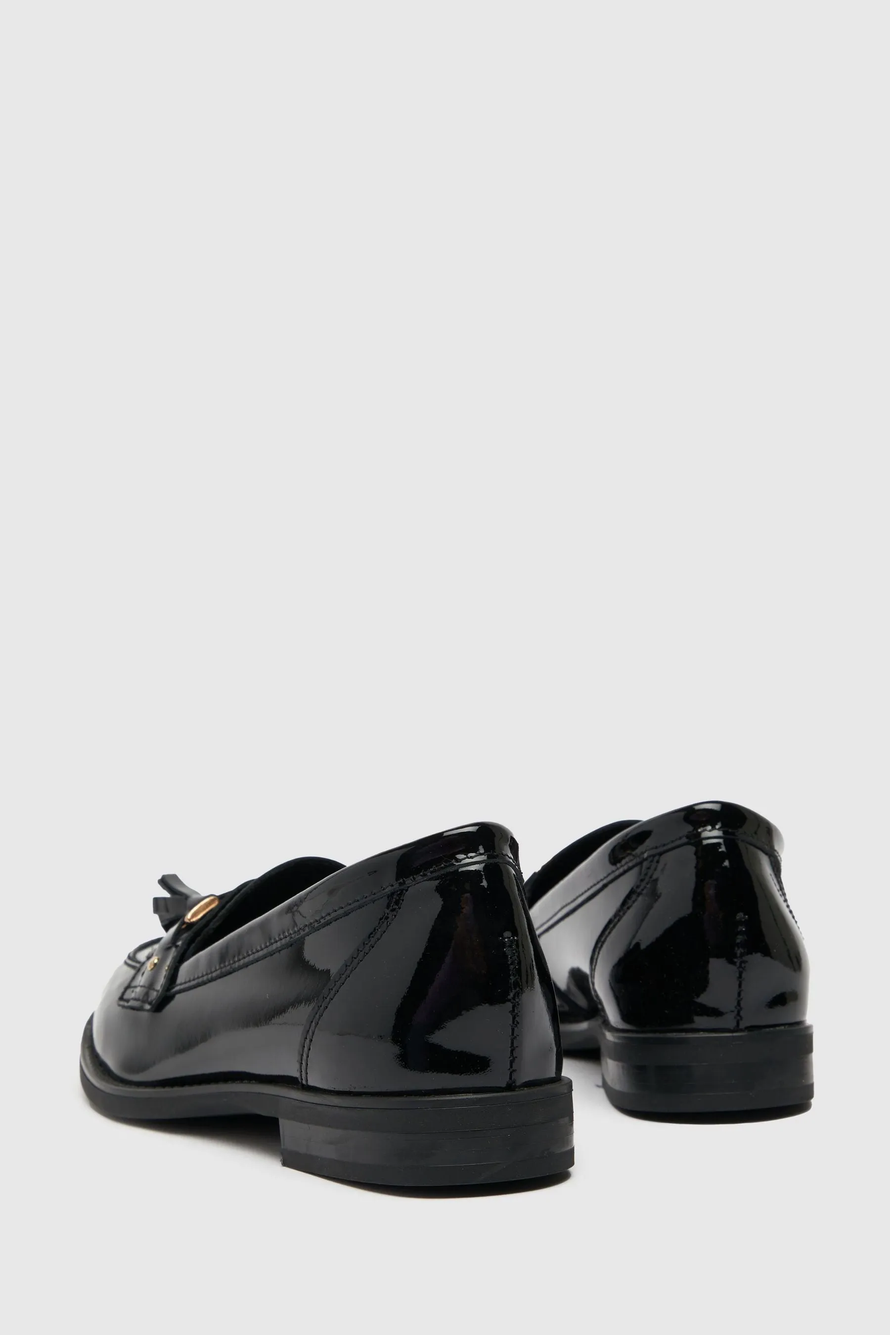 Schuh Liv - Nero in vernice con nappe - Mocassini