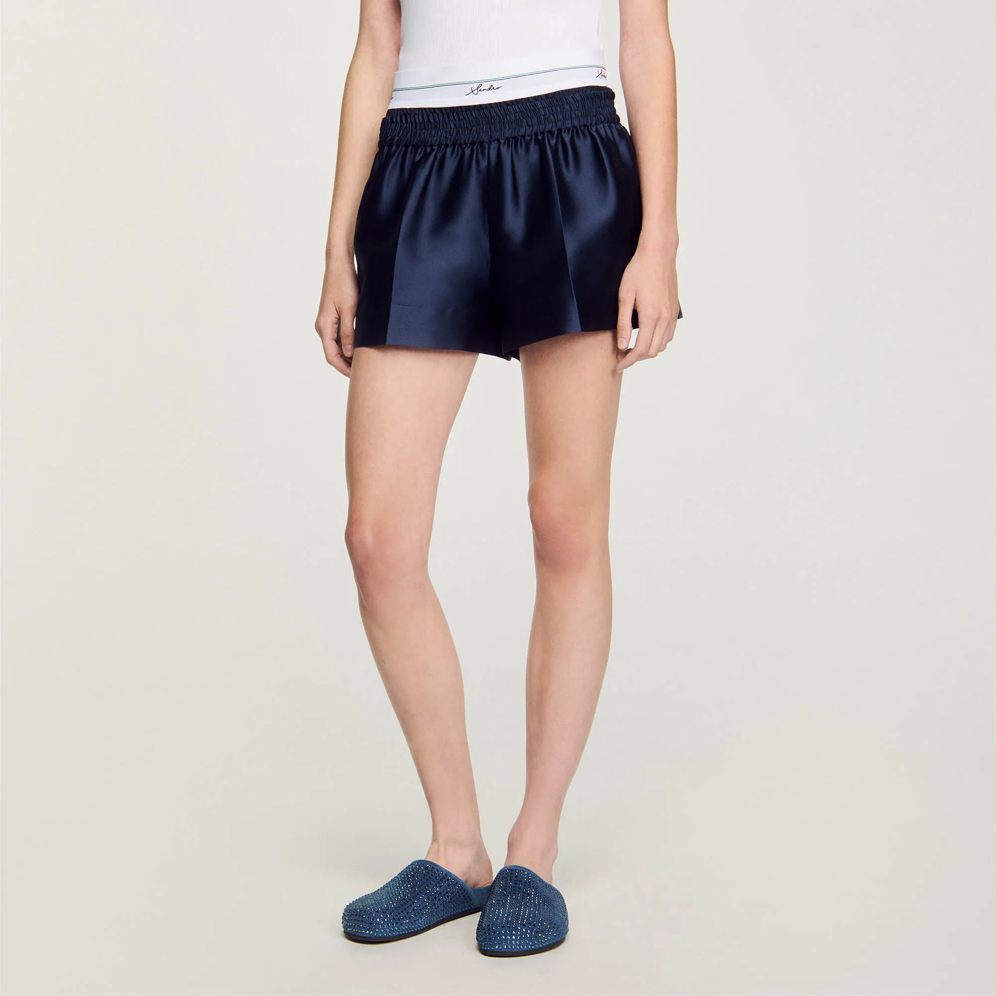 Shorts tipo 2 in 1 in raso