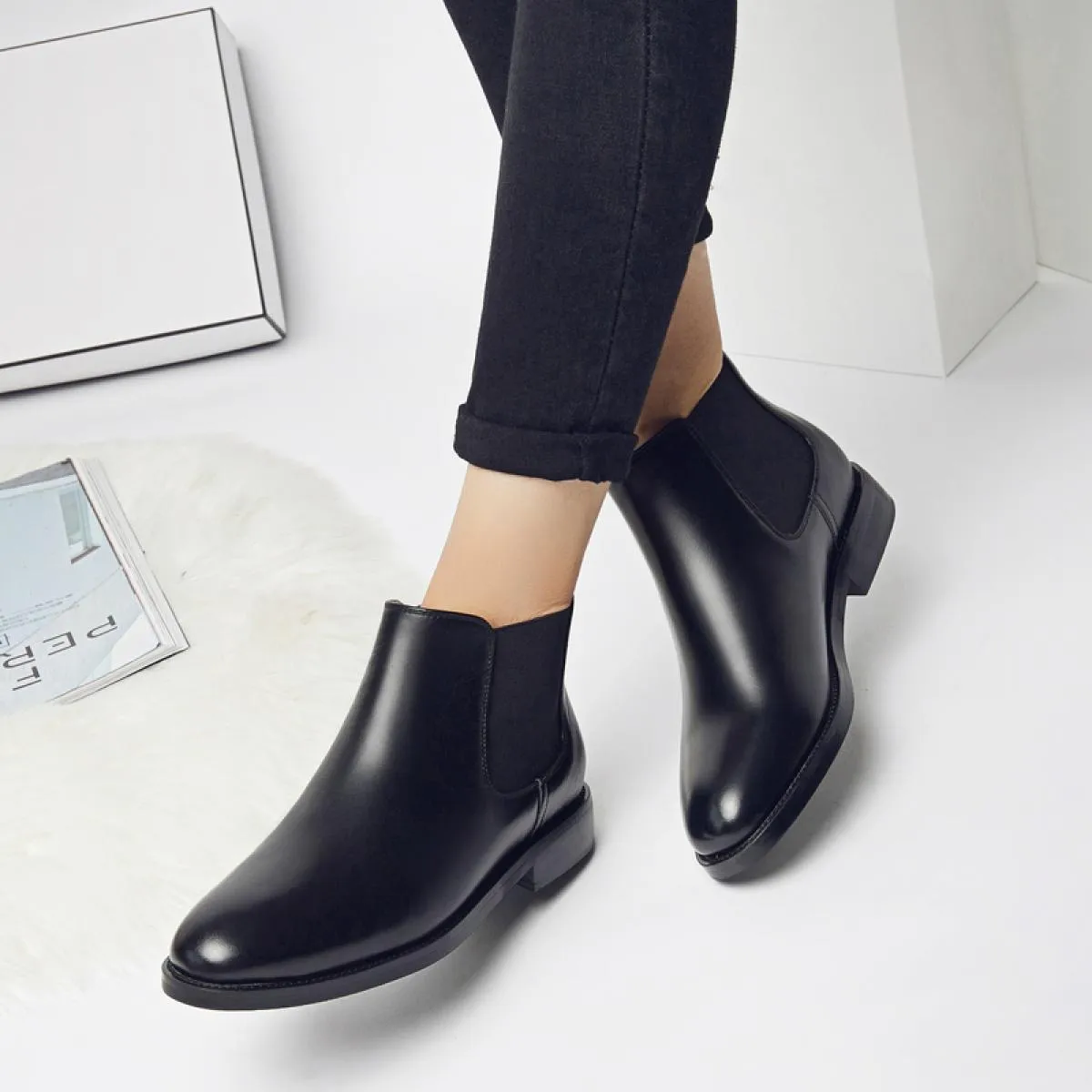 Stivaletti Chelsea di moda di lusso da donna in stile britannico Scarpe in pelle naturale Stivaletti con plateau e punta Zapatos
