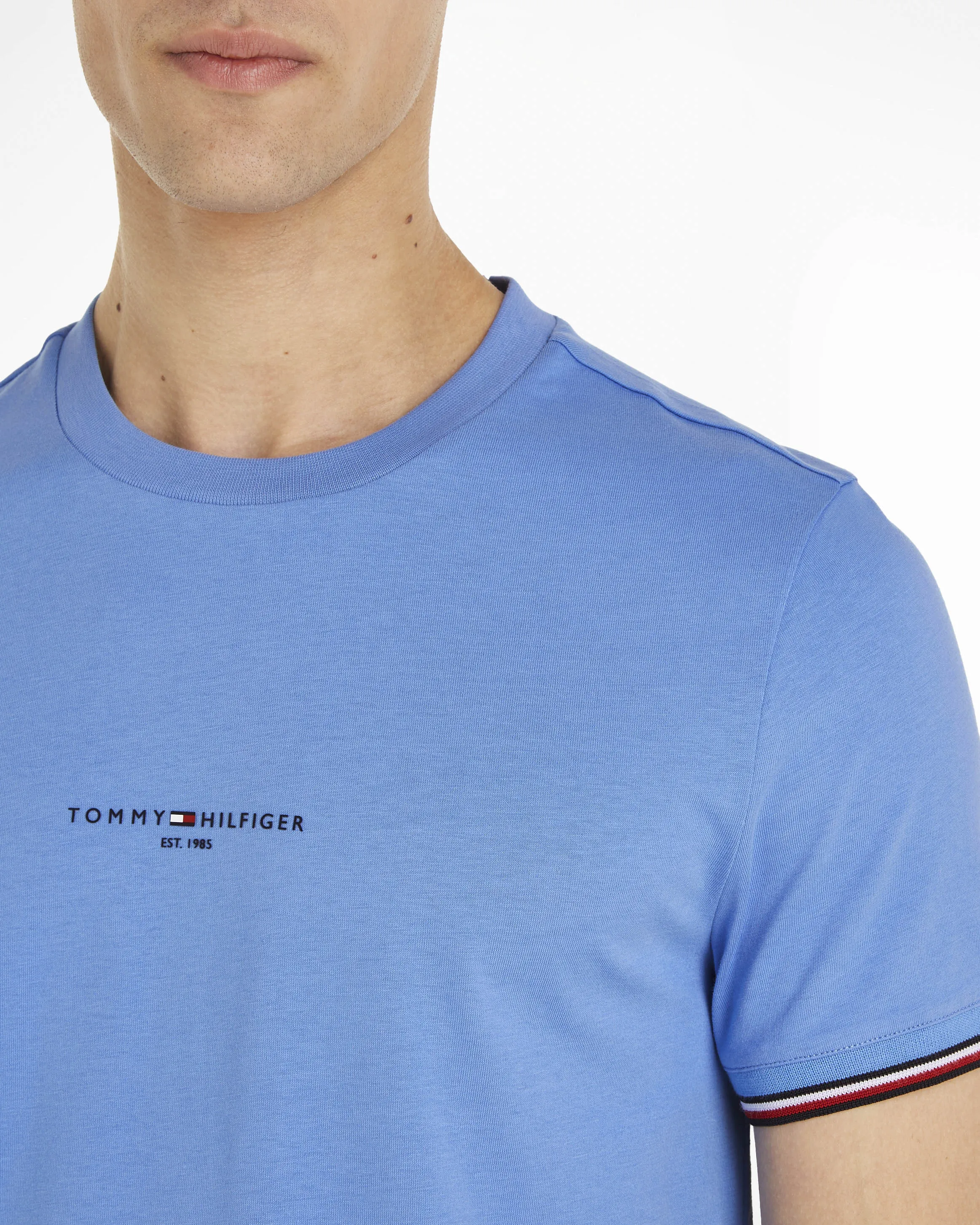 T-shirt azzurra mezza manica in puro cotone con logo ricamato sul petto e bordino sulle maniche