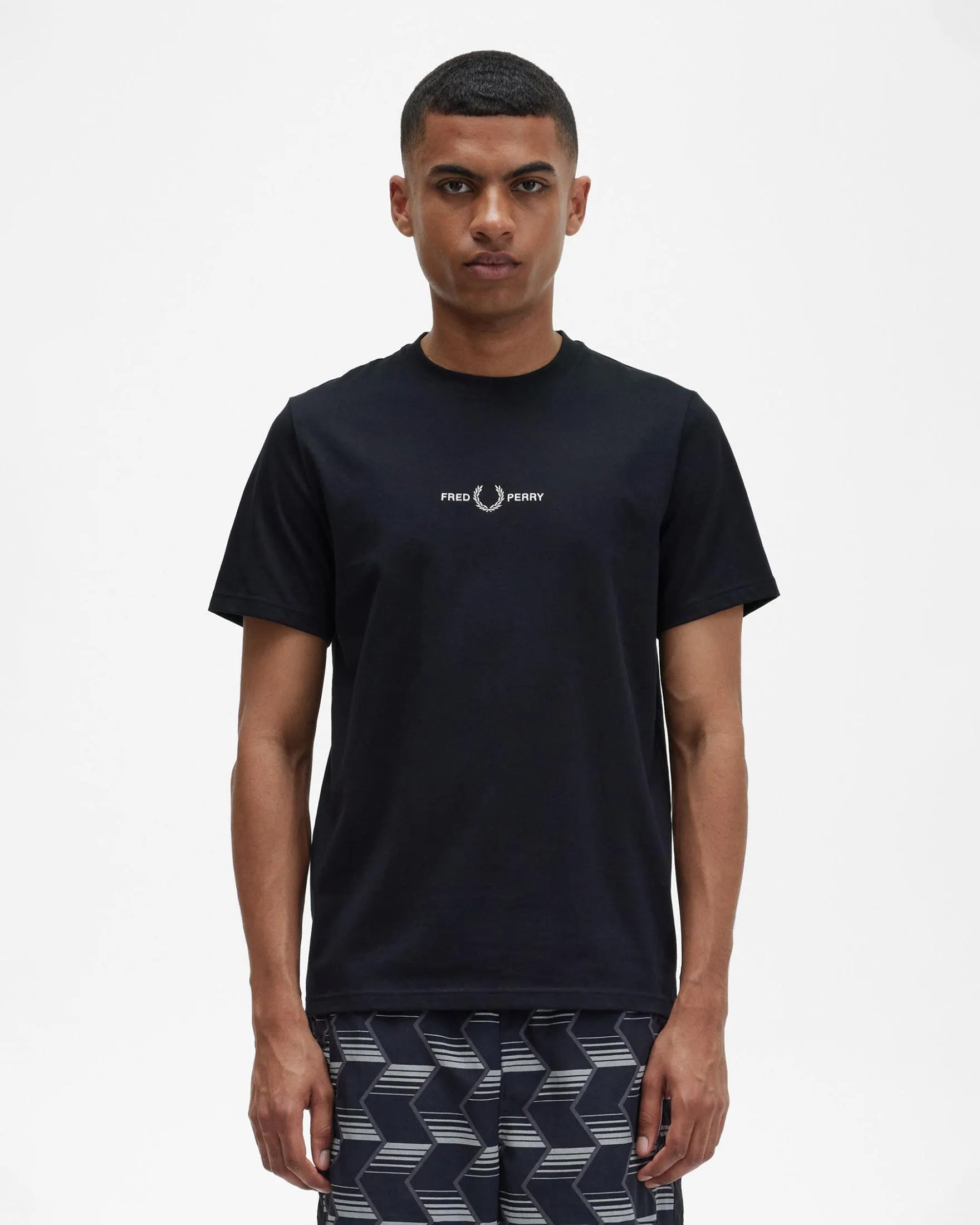 T-shirt nera mezza manica con logo ricamato centrale sul petto
